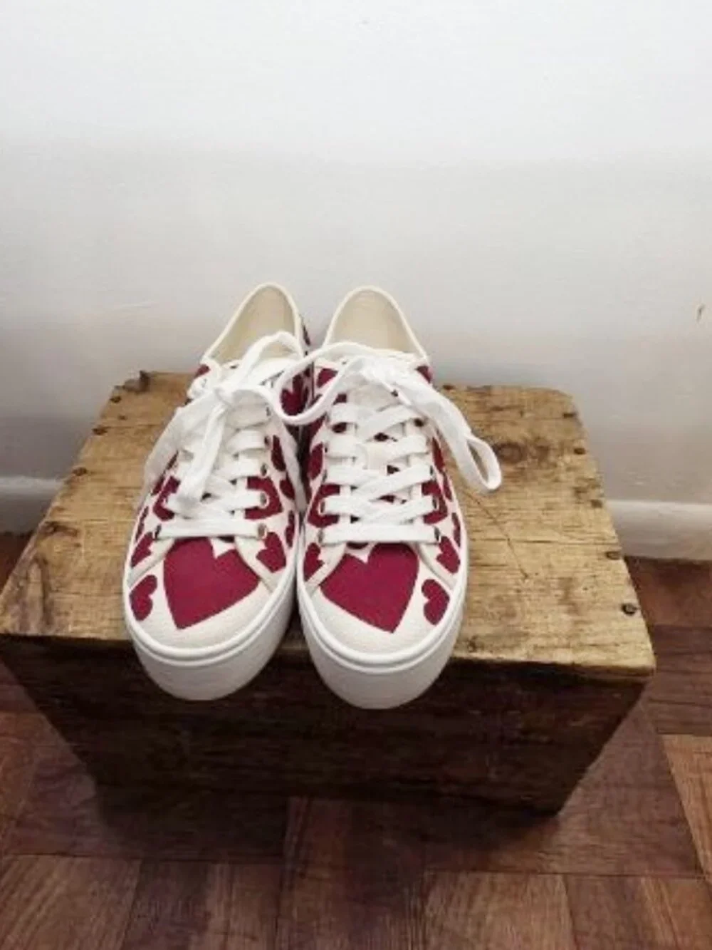 Kate Spade $178 Women's Serve Round Toe Sweethearts Sneakers Sz 7 NIB!
